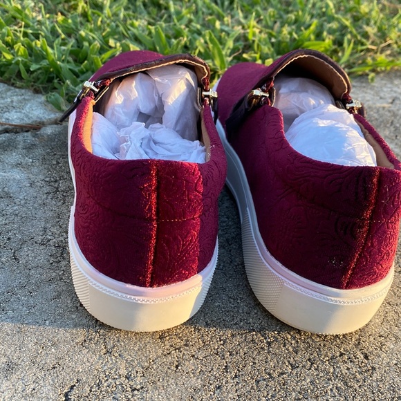 Volatile Women's NWT Burgundy Velvet Slip On Loafers - Size 7 - Picture 6 of 16